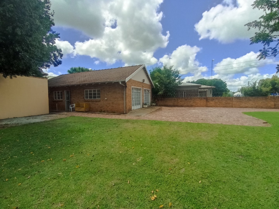 To Let  Bedroom Property for Rent in Bult West North West